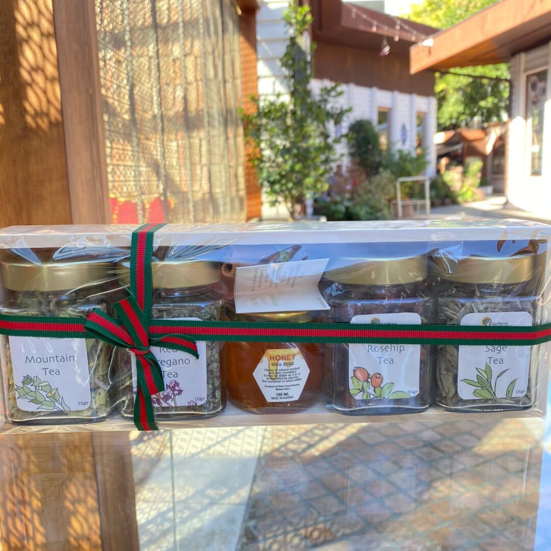 Tea packaging formats (wild rose, mountain tea, linden flower, red oregano) honey 100ml (140gr) three cinnamon sticks